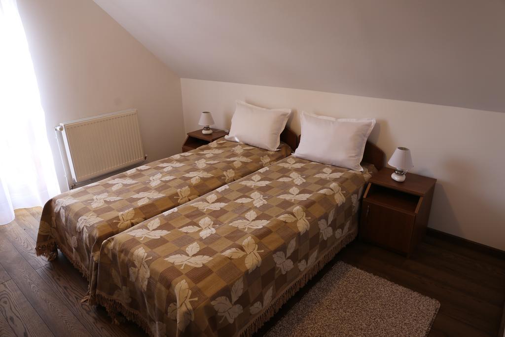 Ezuestfenyo Agroturisztikai Panzio Hotel Borzont ภายนอก รูปภาพ