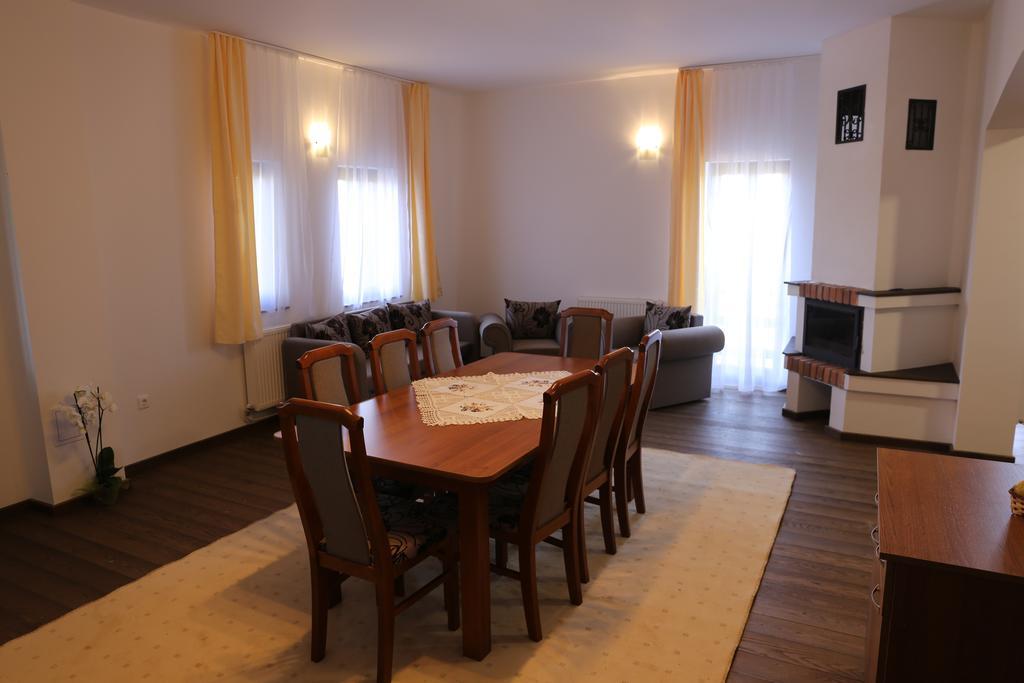 Ezuestfenyo Agroturisztikai Panzio Hotel Borzont ภายนอก รูปภาพ