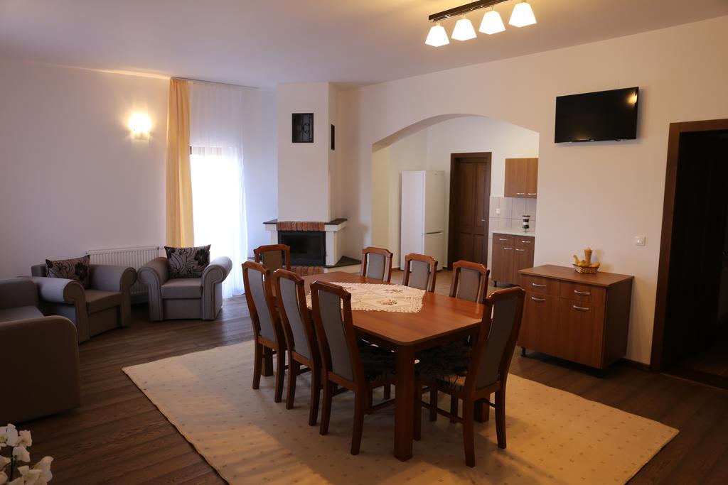 Ezuestfenyo Agroturisztikai Panzio Hotel Borzont ภายนอก รูปภาพ
