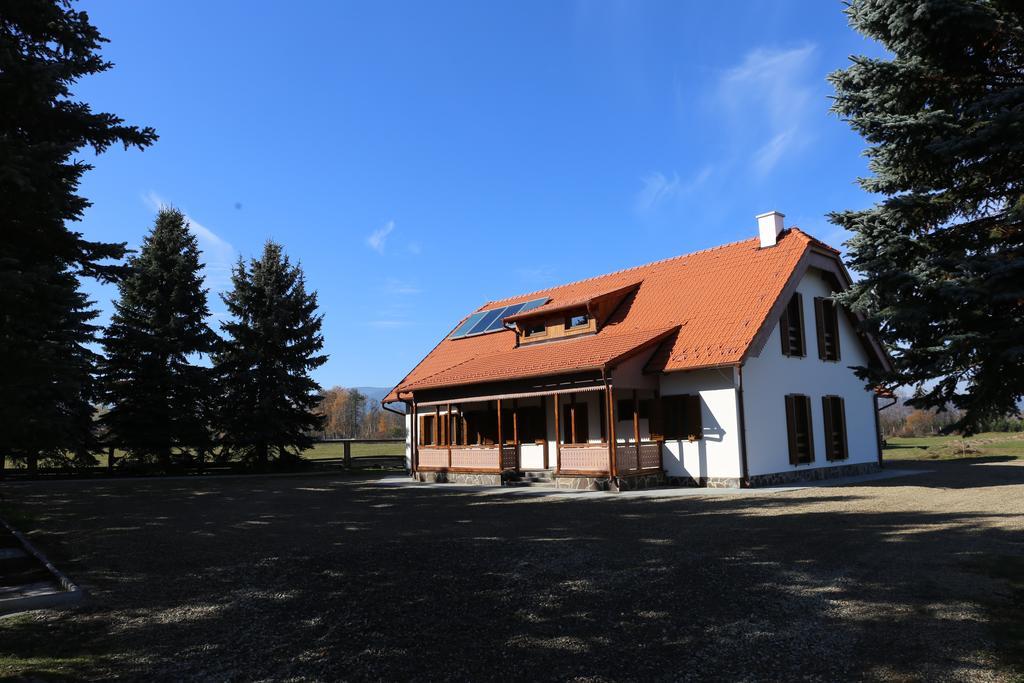 Ezuestfenyo Agroturisztikai Panzio Hotel Borzont ภายนอก รูปภาพ