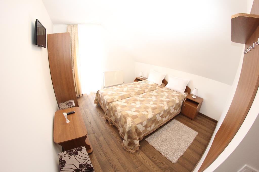 Ezuestfenyo Agroturisztikai Panzio Hotel Borzont ภายนอก รูปภาพ