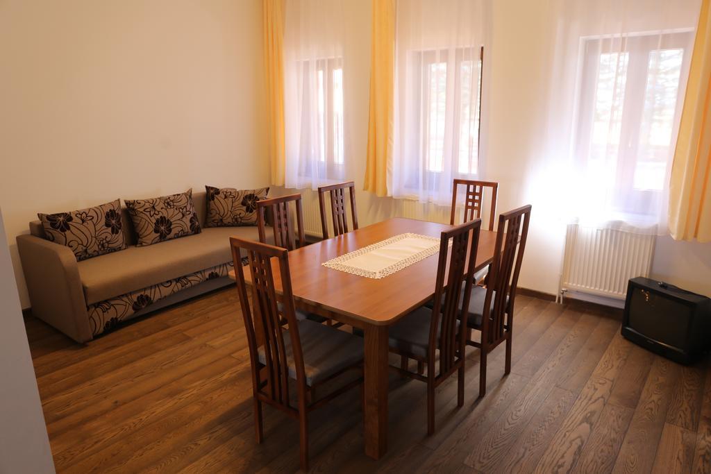 Ezuestfenyo Agroturisztikai Panzio Hotel Borzont ภายนอก รูปภาพ